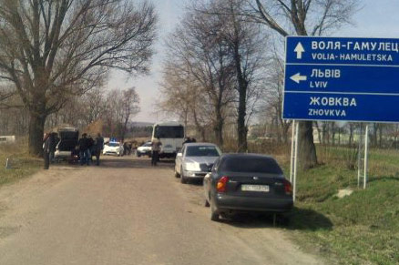 Fragment trasy, zablokowanej 29 marca przez domniemaną 'polską mniejszość'. Źródło: UNIAN