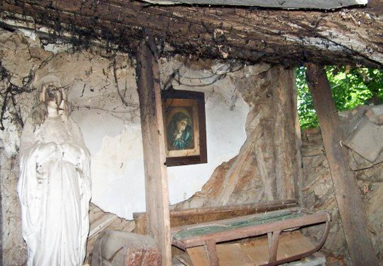 Obraz Matki Bożej na walącym się budynky śp. Józefy Moczulskiej w Tłumaczu