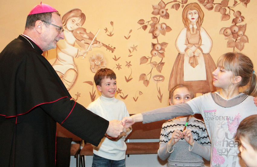 Nuncjusz apostolski Claudio Gugerotti spotkał się z dziećmi z Awdijowki. Źródło: https://www.obozrevatel.com