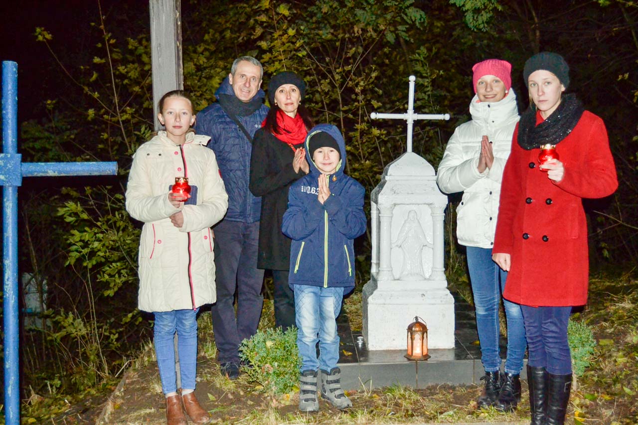 Rodzina Garników na polskim cmentarzu w Krasiłowie