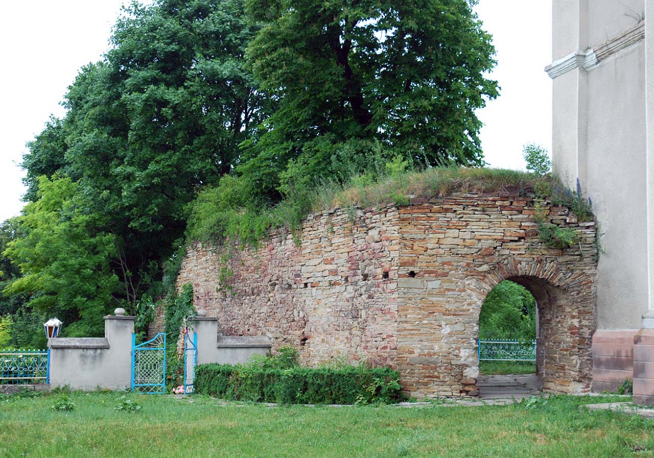 Fragment fortecy w dawnym Janowie (Dołyna) przy kościele Św. Trójcy (obecnie cerkiew prawosławna). Źródło: http://zamki-kreposti.com.ua
