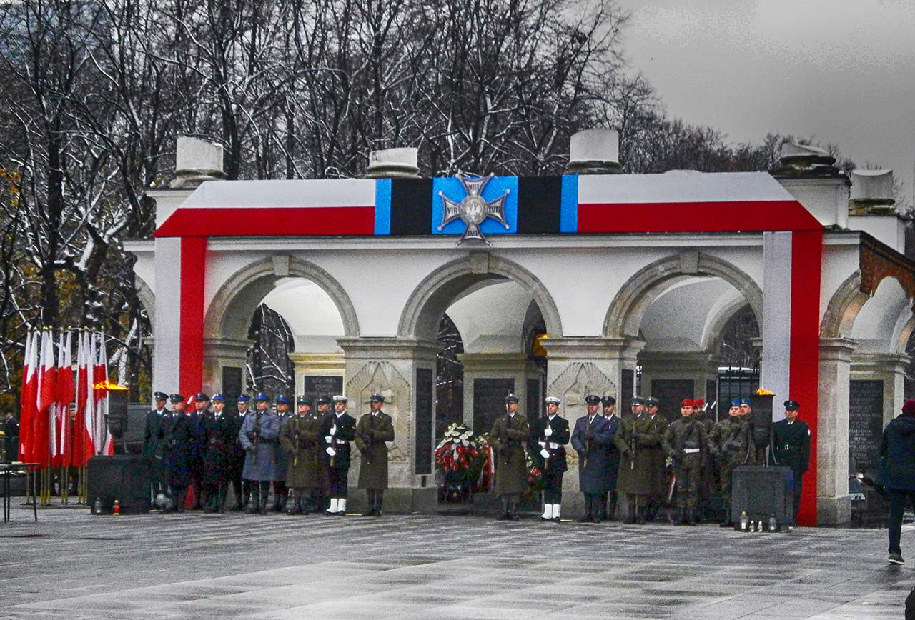 Honorowa warta przy Grobie Nieznanego Żołnierza w Warszawie. 11 listopada 2016 r.