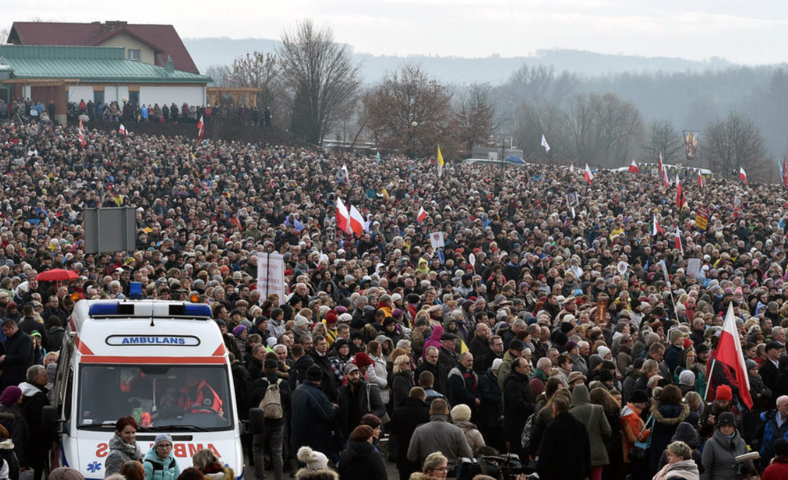 Tłumy przed Sanktuarium. Źródło: fakt.pl