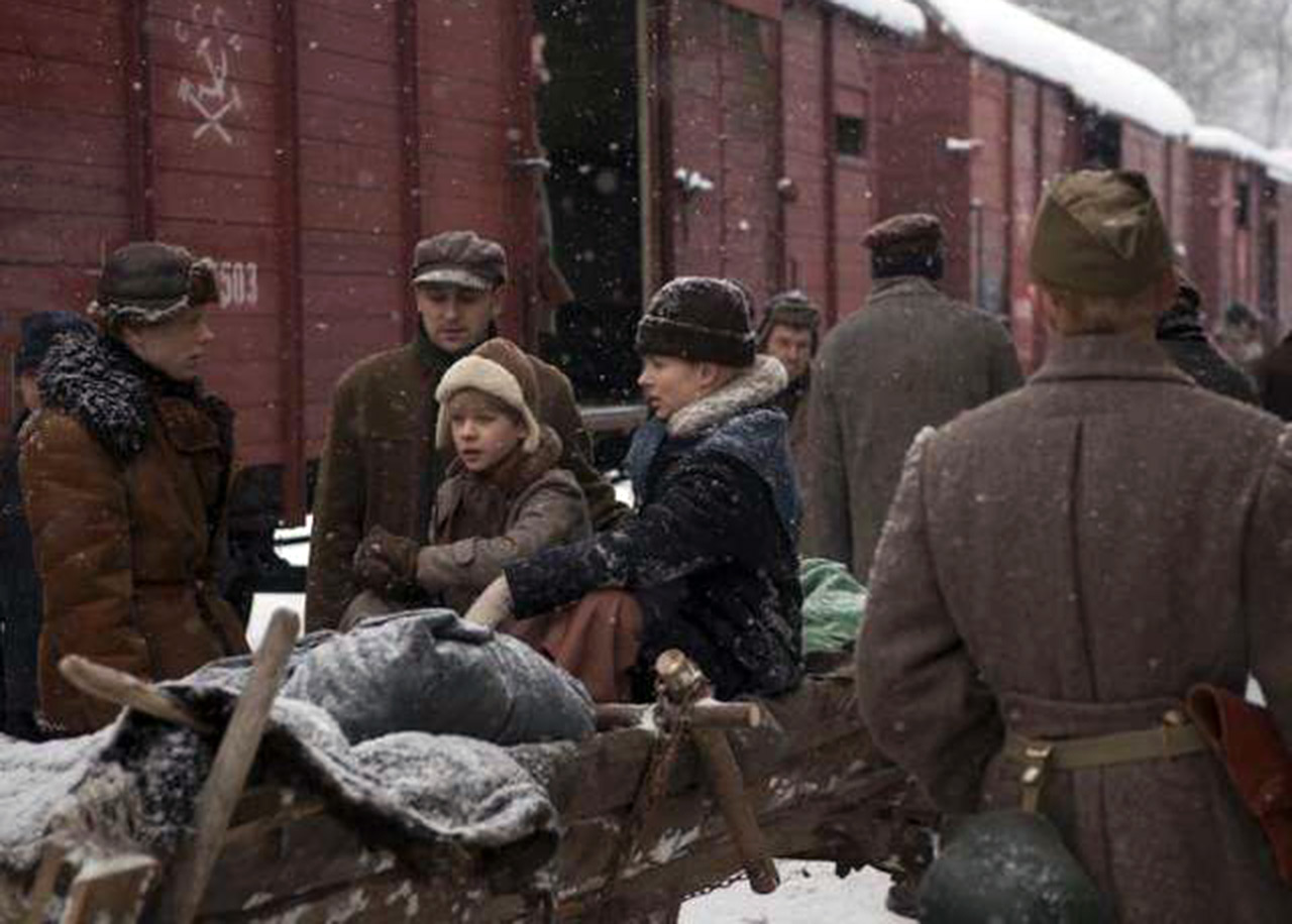 Scena z filmu "Syberiada" o deportacjach Polaków z Kresów II RP na Sybir