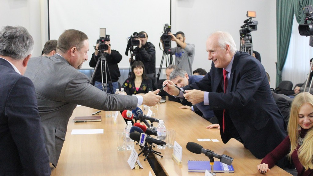Andrzej Dercz po prawej w trakcie podpisania umowy w Dnieprze. Źródło: http://nashemisto.dp.ua