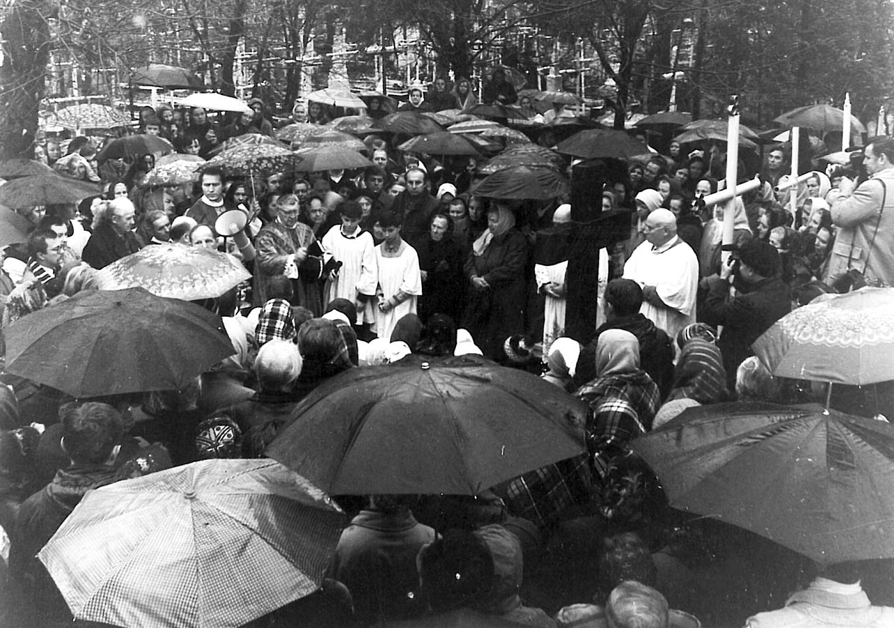 Ksiądz Szymański, proboszcz kościoła pod wezwaniem Chrystusa Króla, poświęca pomnik ofiar  stalinizmu na Hreczanach (1993 r.)