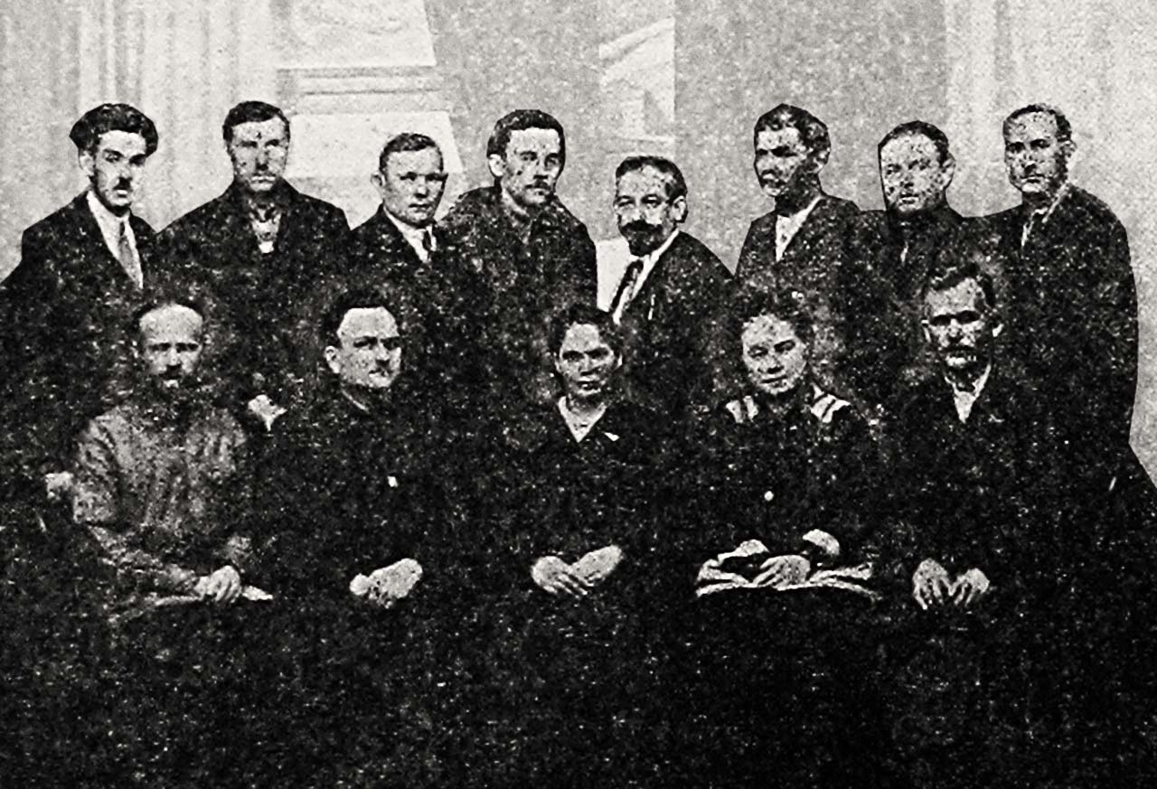 Posiedzenie rady mniejszości narodowych w sowieckiej Ukrainie. Saulewicz czwarty w górnym rzędzie od lewej