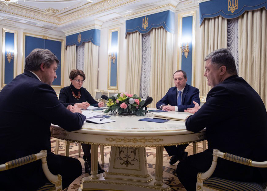 Prezydent Petro Poroszenko na spotkaniu z przewodniczącą komitetu RN ds polityki celnej i podatkowej Niną Jużaninową oraz ministrem finansów Oleksandrem Danylukiem, które odbyło się 30 grudnia, podpisał projekt zmian do Kodeksu Podatnika