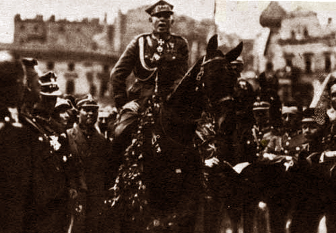 Wojsko polskie na czele z gen. broni Stanisławem Szeptyckim wkracza do Katowic, 22 czerwca 1922 r. Źródło: Wikipedia