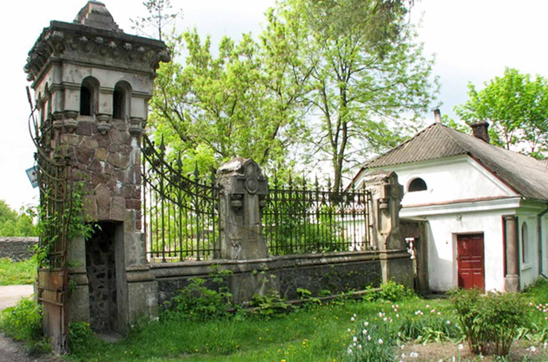 Z prawej - dom parafialny / budynek organisty, zwrócony 30 czerwca wspólnocie rzymskokatolickiej