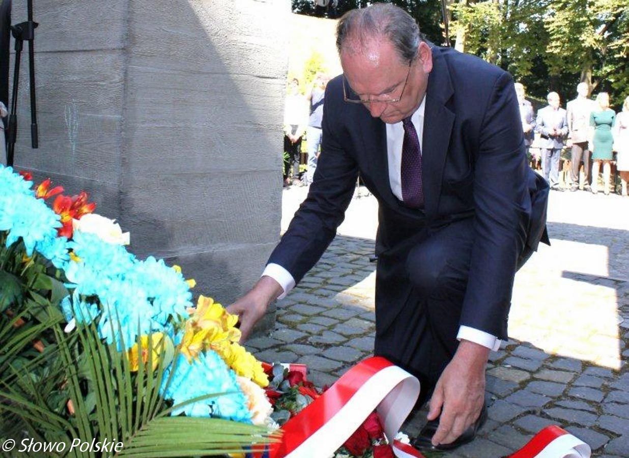 Ambasador RP Henryk Litwin składa wieniec pod pomnikiem pomordowanym profesorom polskim we Lwowie