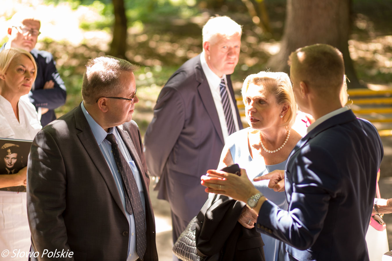 Senator Anna Maria Anders przygląda się w winnickim parku zdewastowanym polskim mogiłom 