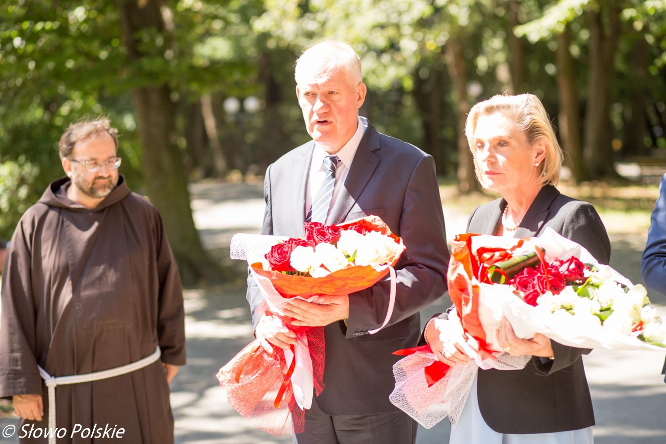 Kapucyn Konstanty Morozow, Konsul RP w Winnicy Tomasz Olejniczak oraz senator Anna Maria Anders składają kwiaty pod kaplicą na zniszczonym polskim cmentarzu w Winnicy