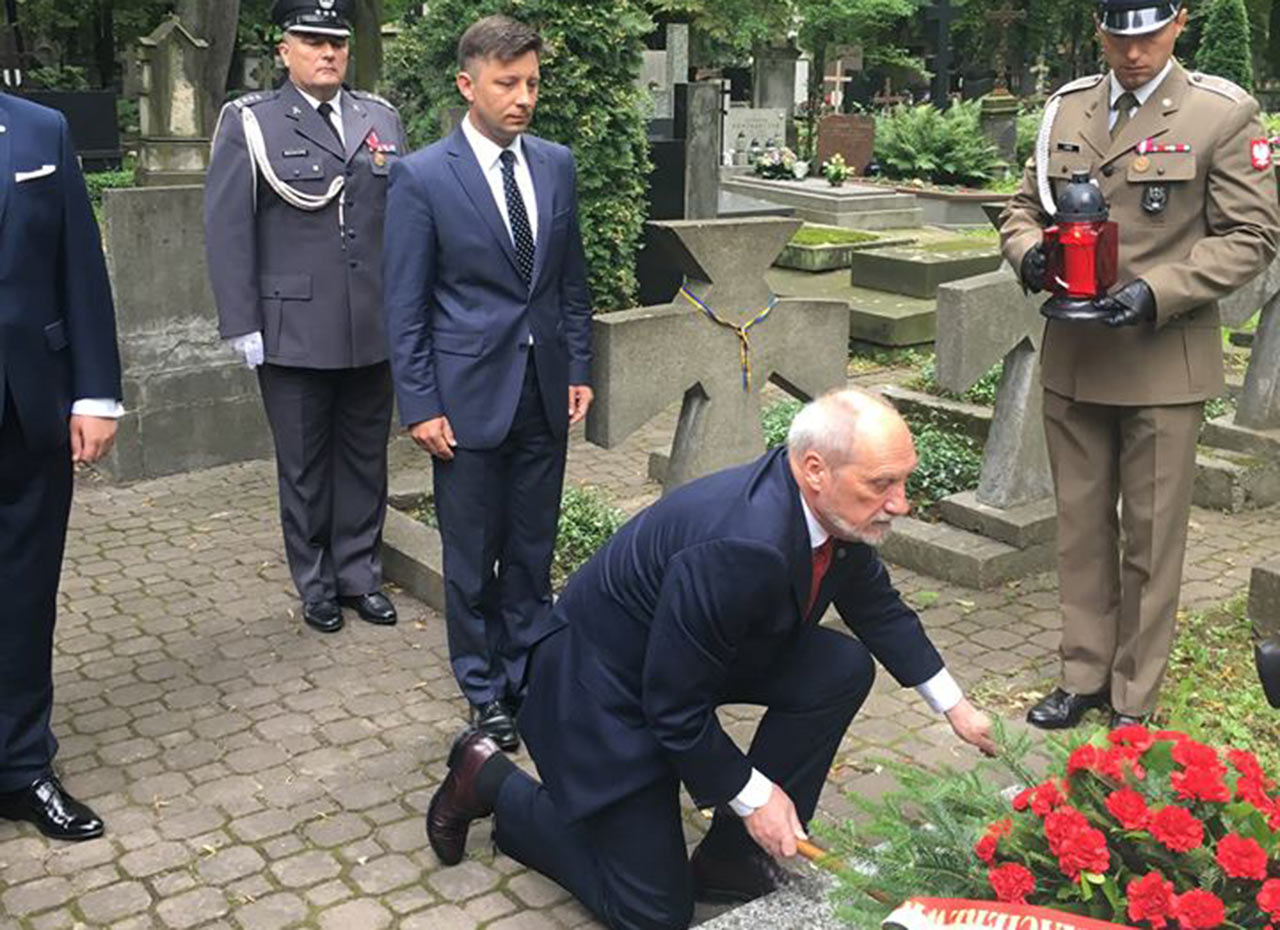 Minister Macierewicz oraz poseł Dworczyk złożyli kwiaty na kwaterze żołnierzy URL w Warszawie. Źródło: mon.gov.pl