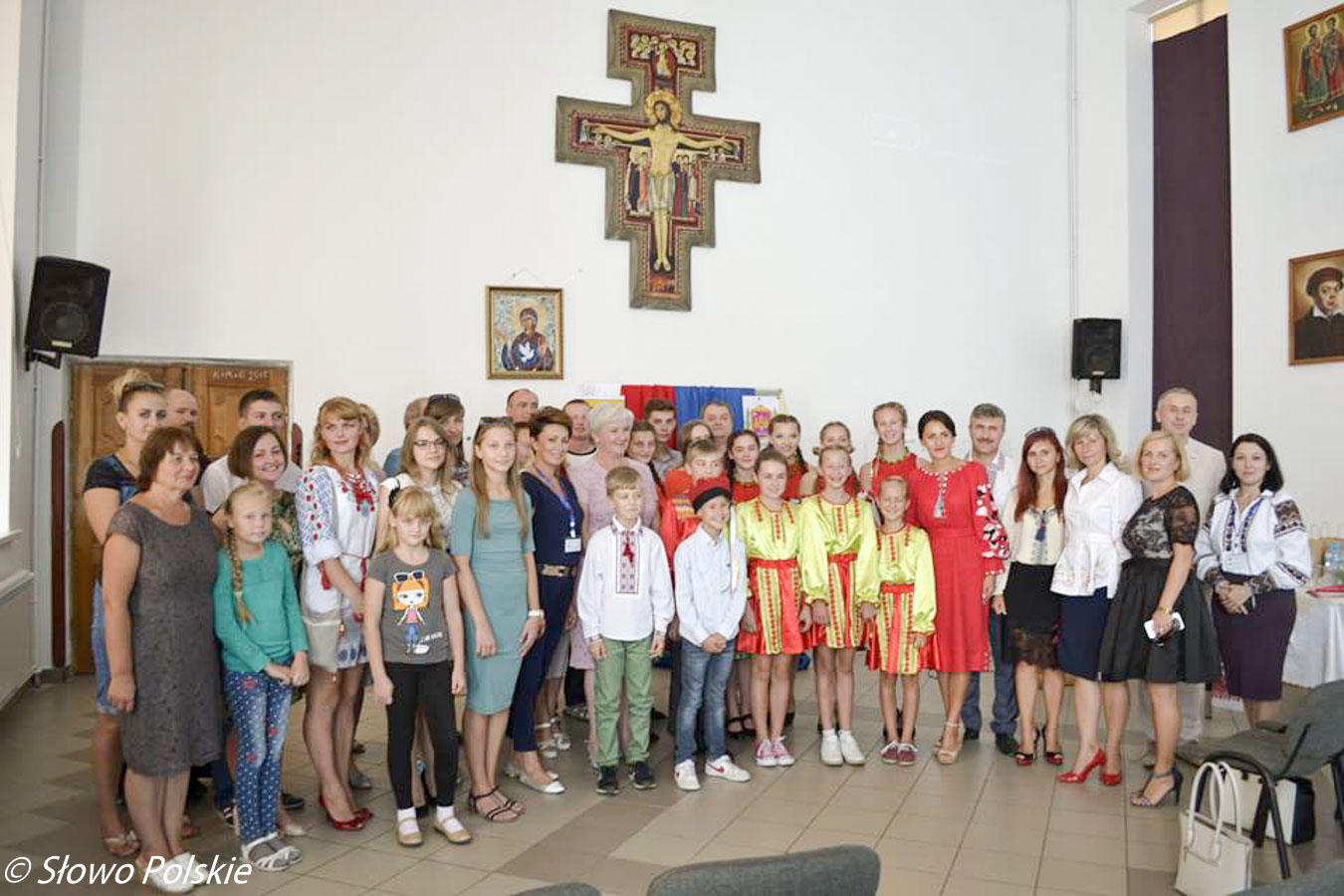 Goście z Zelowa oraz młodzi Polacy z Krasiłowa w kościele Serca Jezusowego