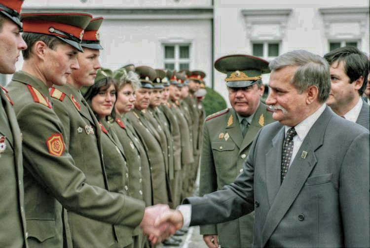 Prezydent Lech Wałęsa żegna rosyjskich żołnierzy na dziedzińcu Belwederu. Źródło: PAP