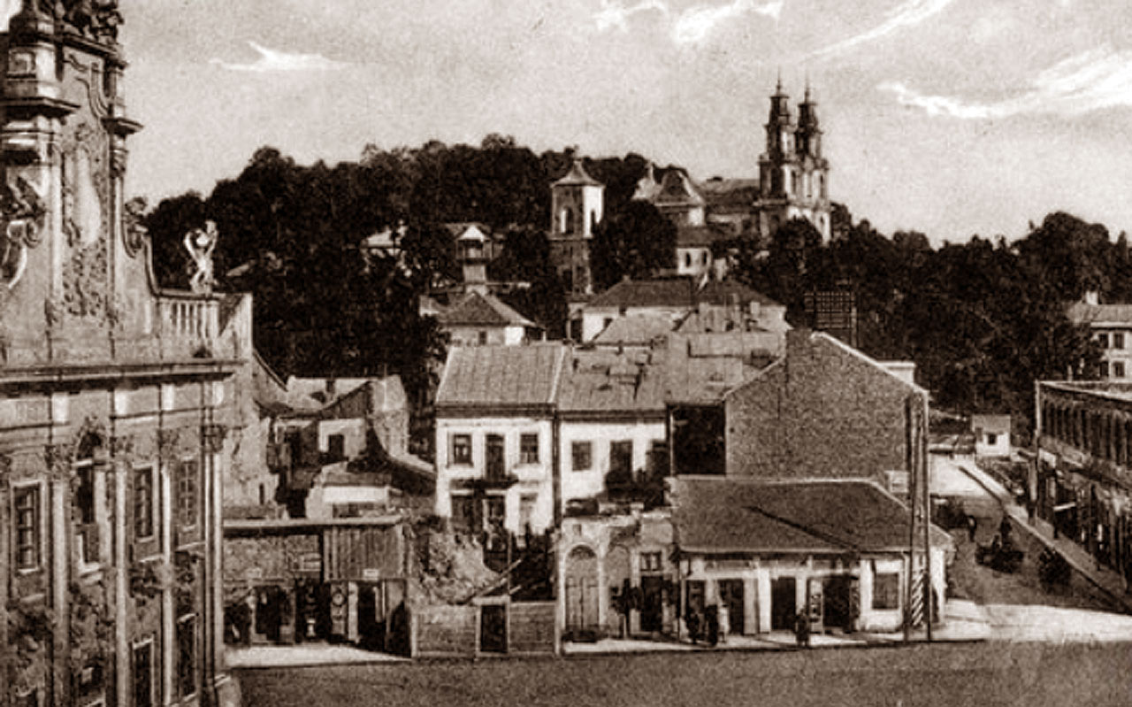 Buczacz - widok ogólny miasta. Widoczny fragment rynku z ratuszem , w tle klasztor o.o. bazylianów z XVIII w. Źródło - NAC