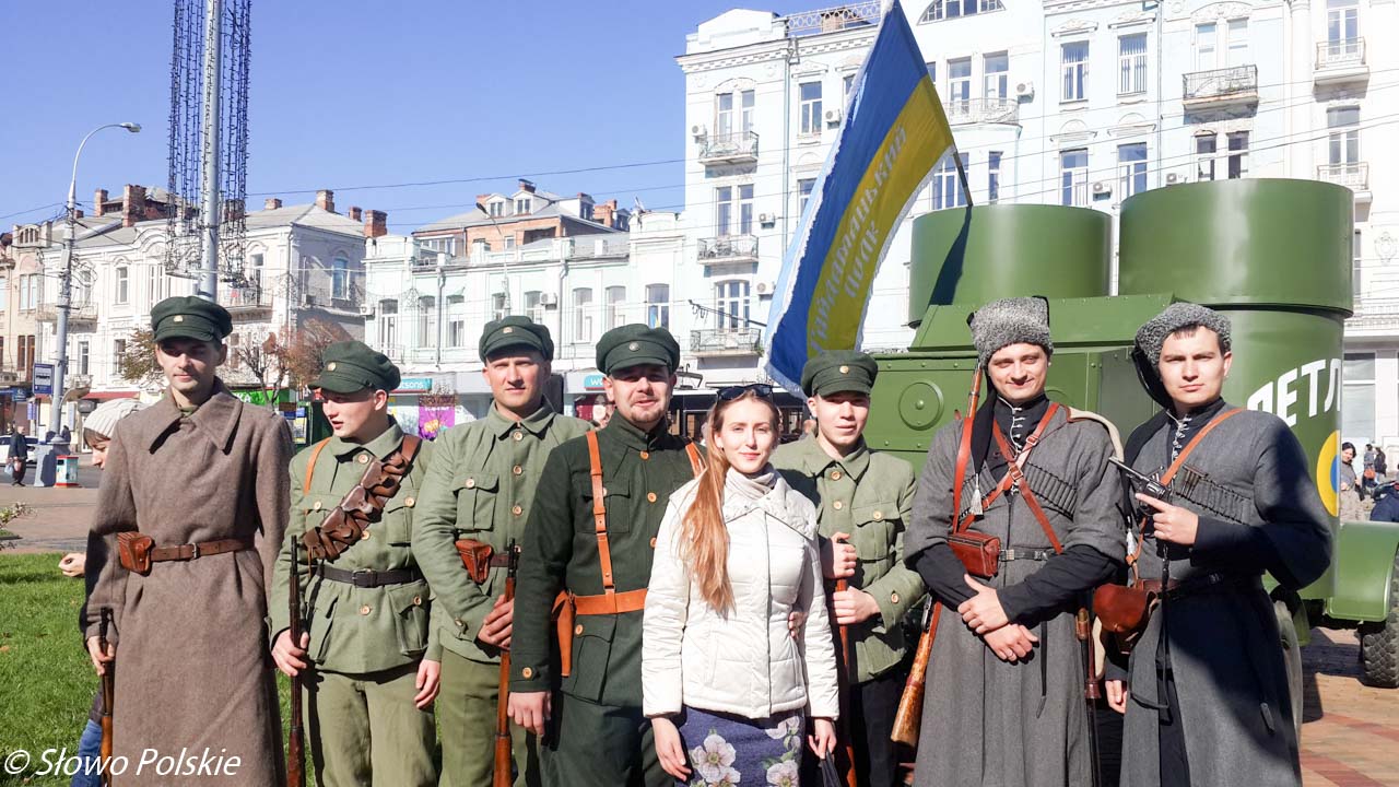Ukraińska grupa rekonstrukcyjna w mundurach żołnierzy URL przy pancerniku Petlura