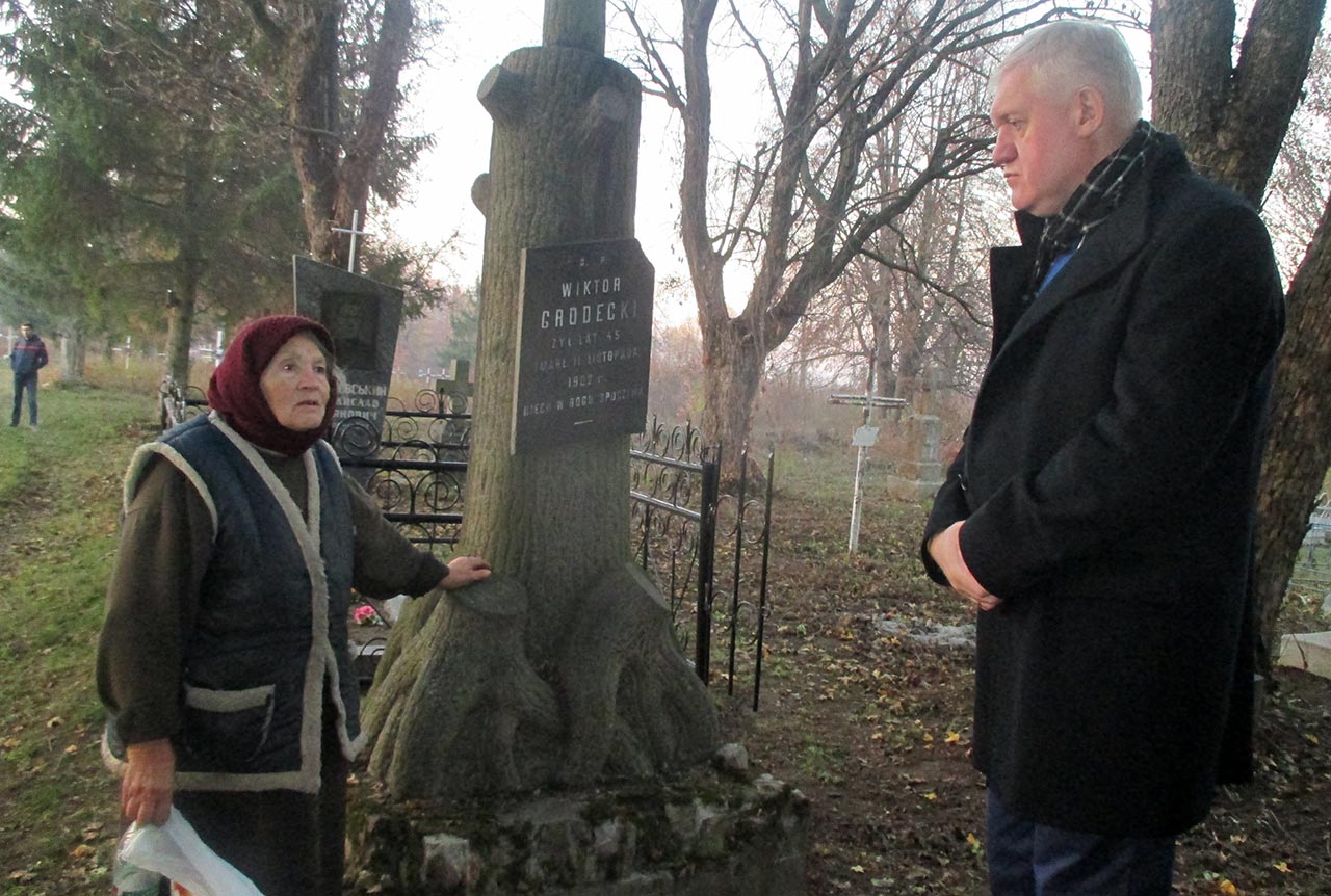 Adela Dereniowska i konsul Tomasz Olejniczak na polskim cmentarzu w Brahiłowie