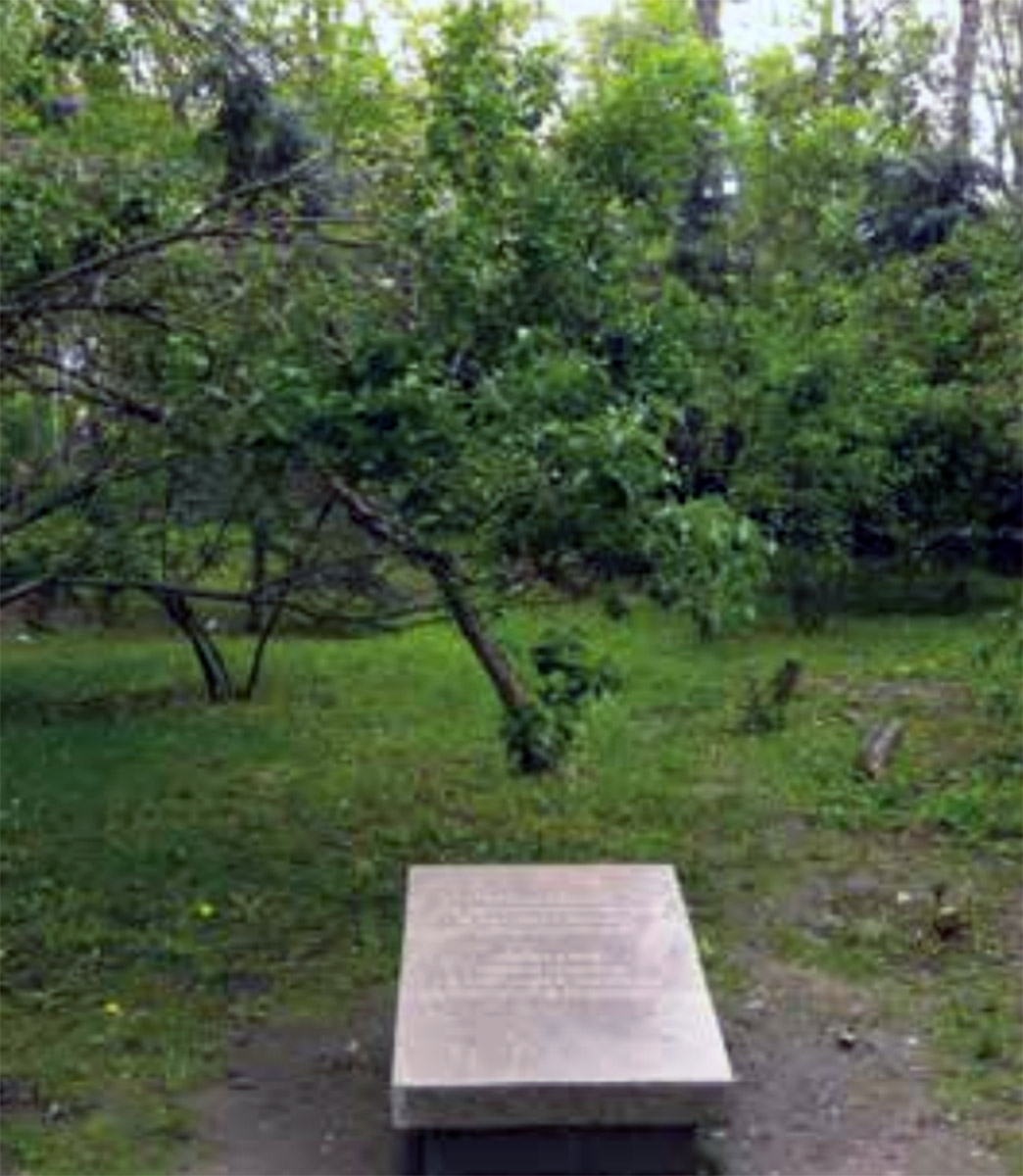 Tablica, upamiętniająca Drzewickich w ałma-atyńskim parku 
