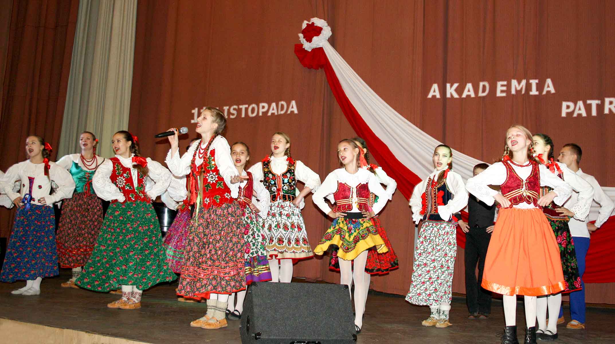 Nie sposób było nie podziwiać dziarsko tańczących dziewcząt i chłopców i słuchać partii wokalnych zespołu Polanie znad Dniepru, który tym roku obchodzi swój jubileusz 15-lecia, kierownik artystyczny Lesia Jermak