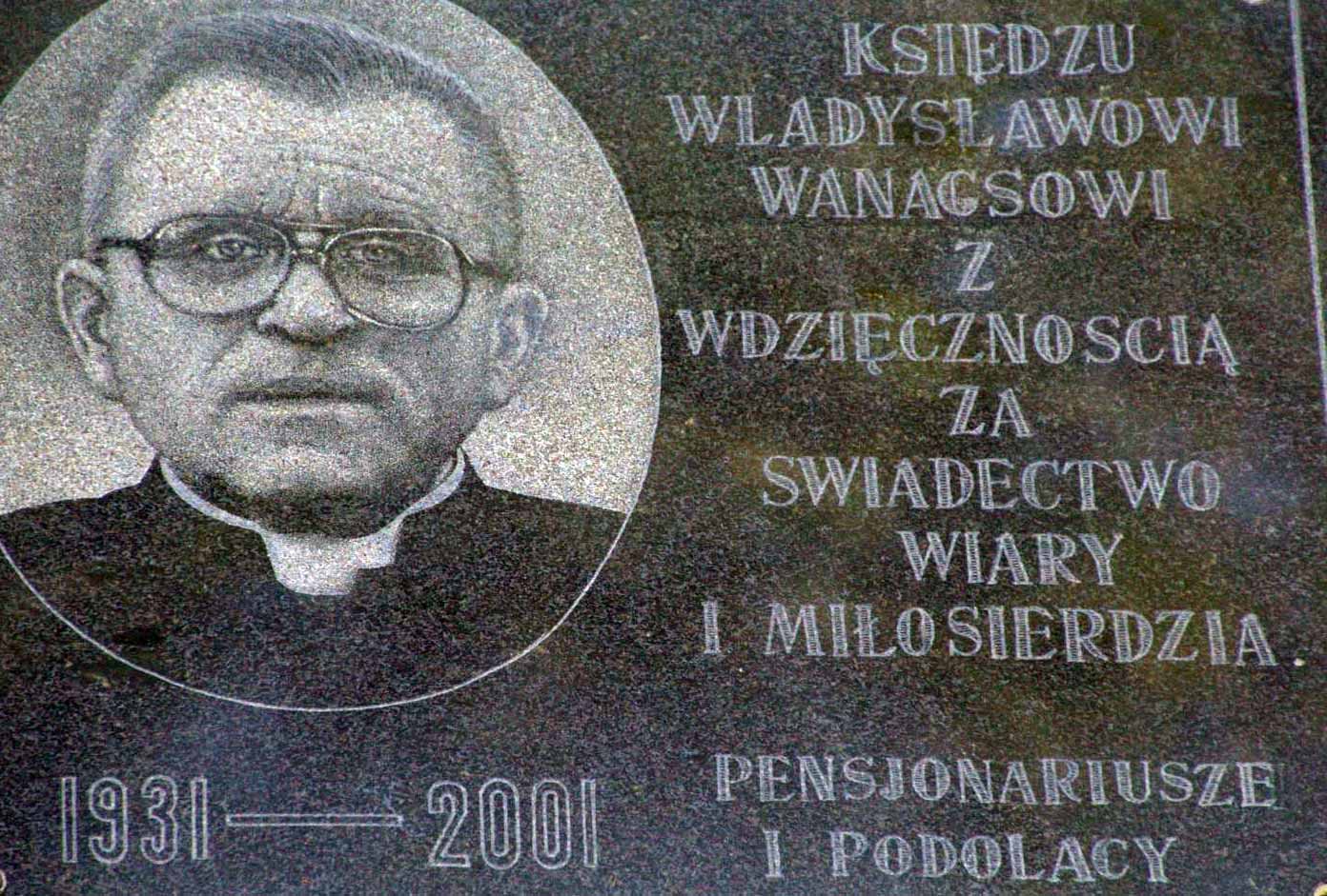 Tablica na Domu Miłosierdzia w Gródku Podolskim, upamiętniająca ks. Wanagsa