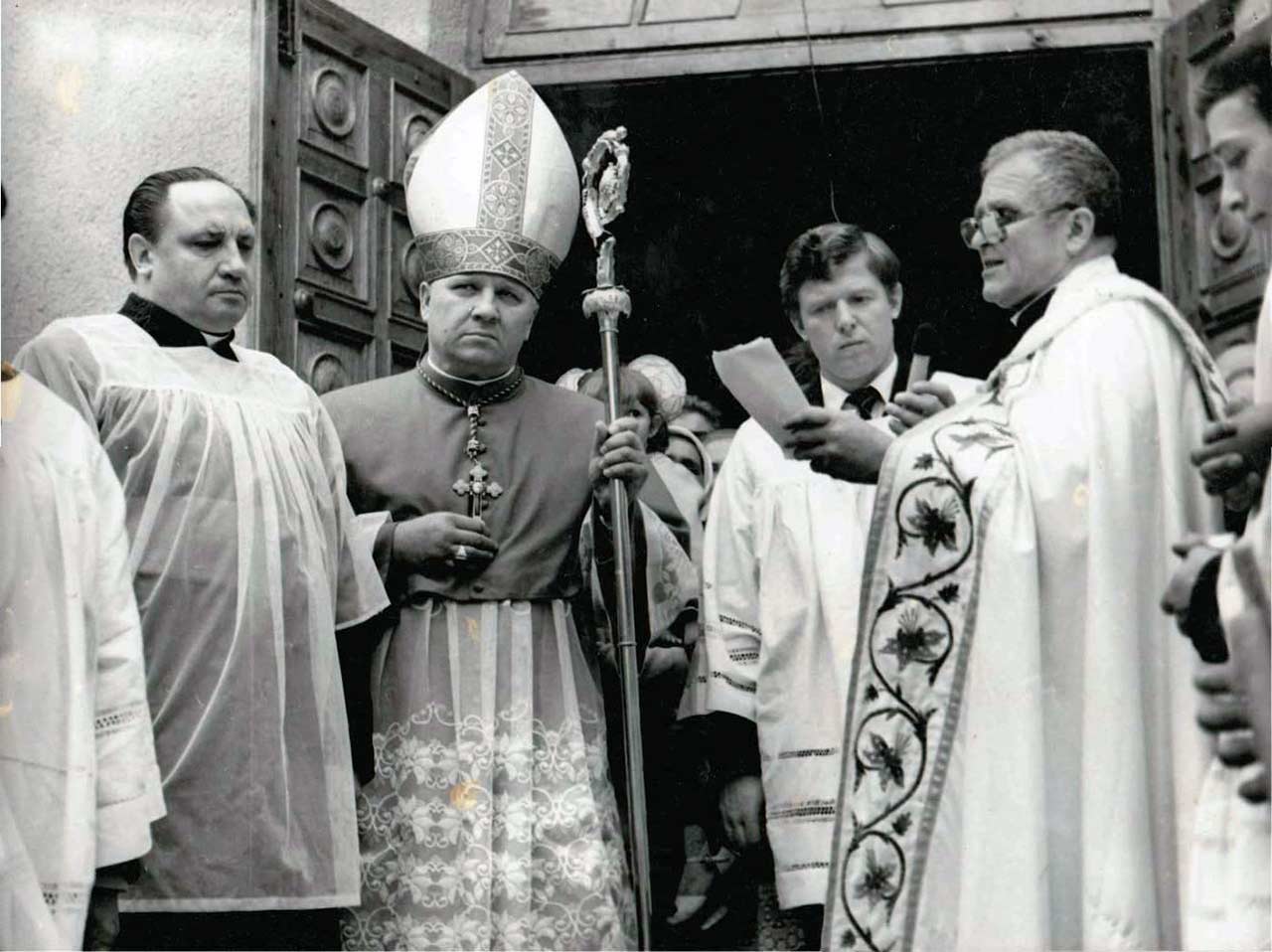 Ksiądz Władysław Wanags (po prawej) podczas odprawiania nabożeństwa