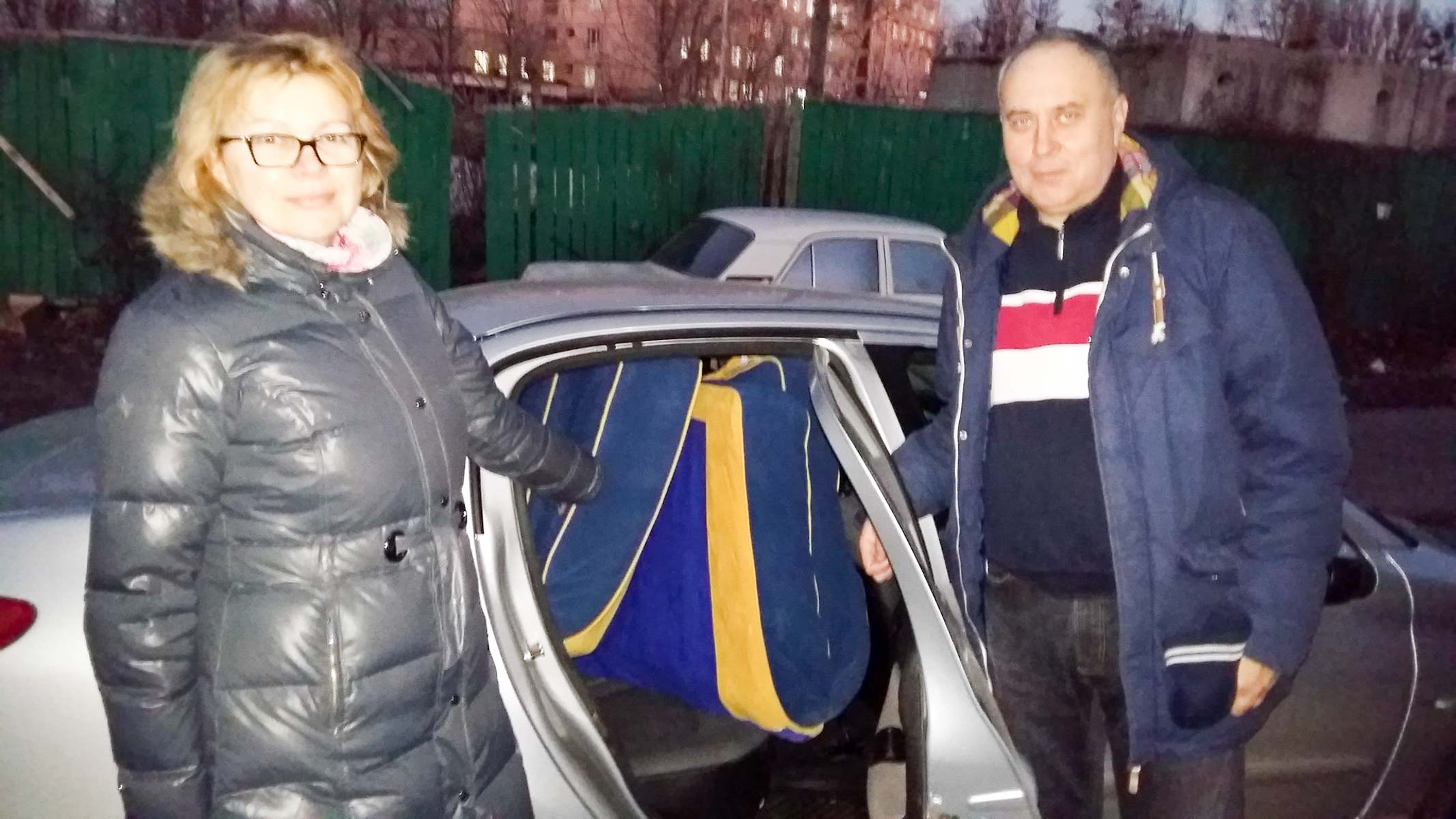 Państwo Martynienków z Kijowa zaofiarowali ogromny dwuosobowy materac o kolorach patriotycznych