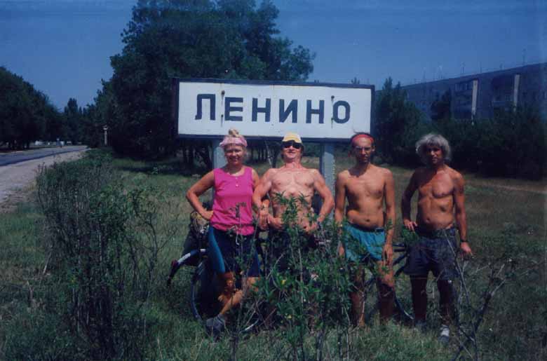 Drogowskaz przed wioską Lenino na Krymie