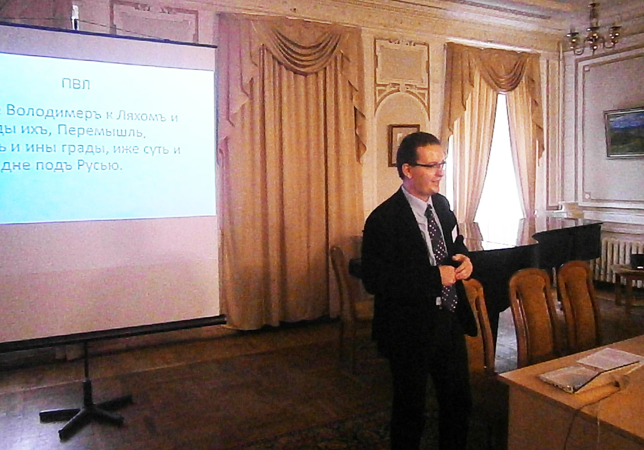 Prezentacja dr Adriana Jusupovicia swojego badania na Międzynarodowej Interdyscyplinarnej Humanistycznej Konferencji w Kijowie (28 października 2015 roku)