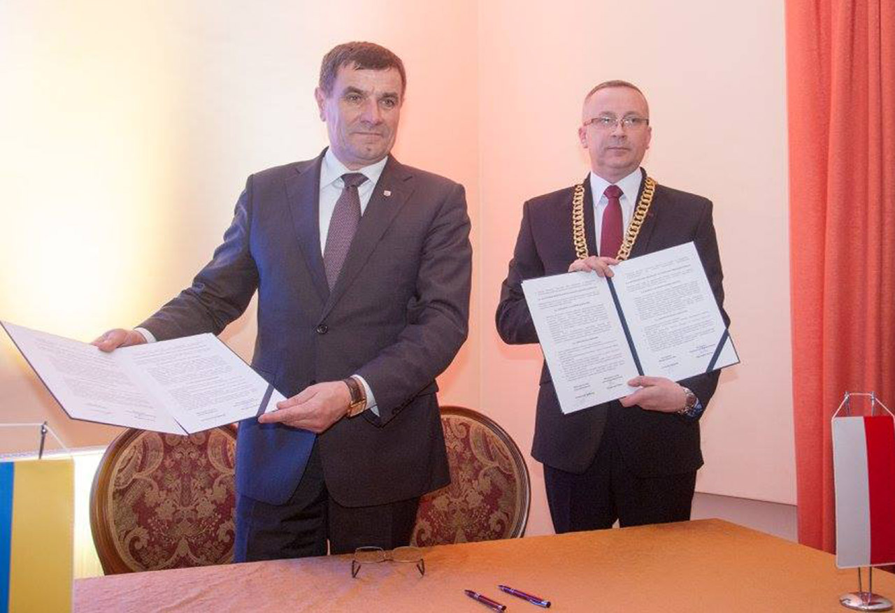 Anatol Kusznir oraz Bogusław Kmieć po podpisaniu umowy partnerskiej
