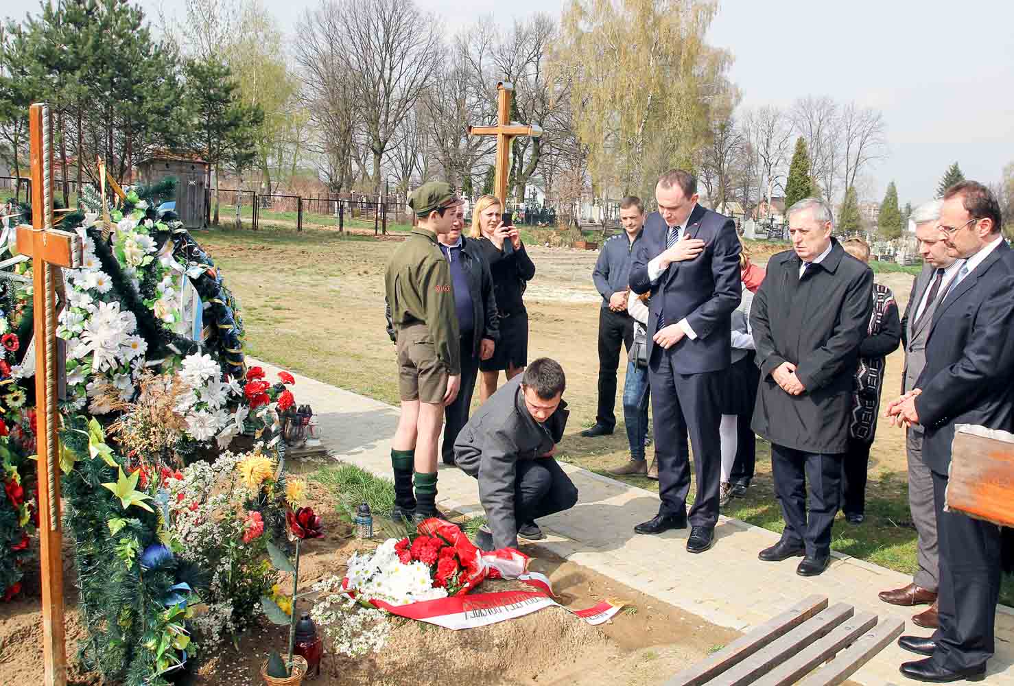 Polska delegacja przy grobie Romana Sokacza w Zimnej Wodzie