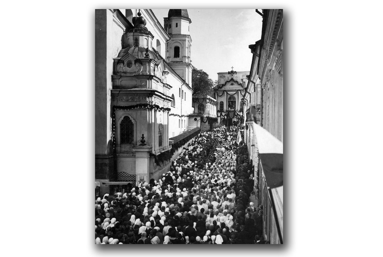  Otwarcie kongresu. Tłum ludzi przed kaplicą Matki Bożej Ostrobramskiej. Źródło: NAC