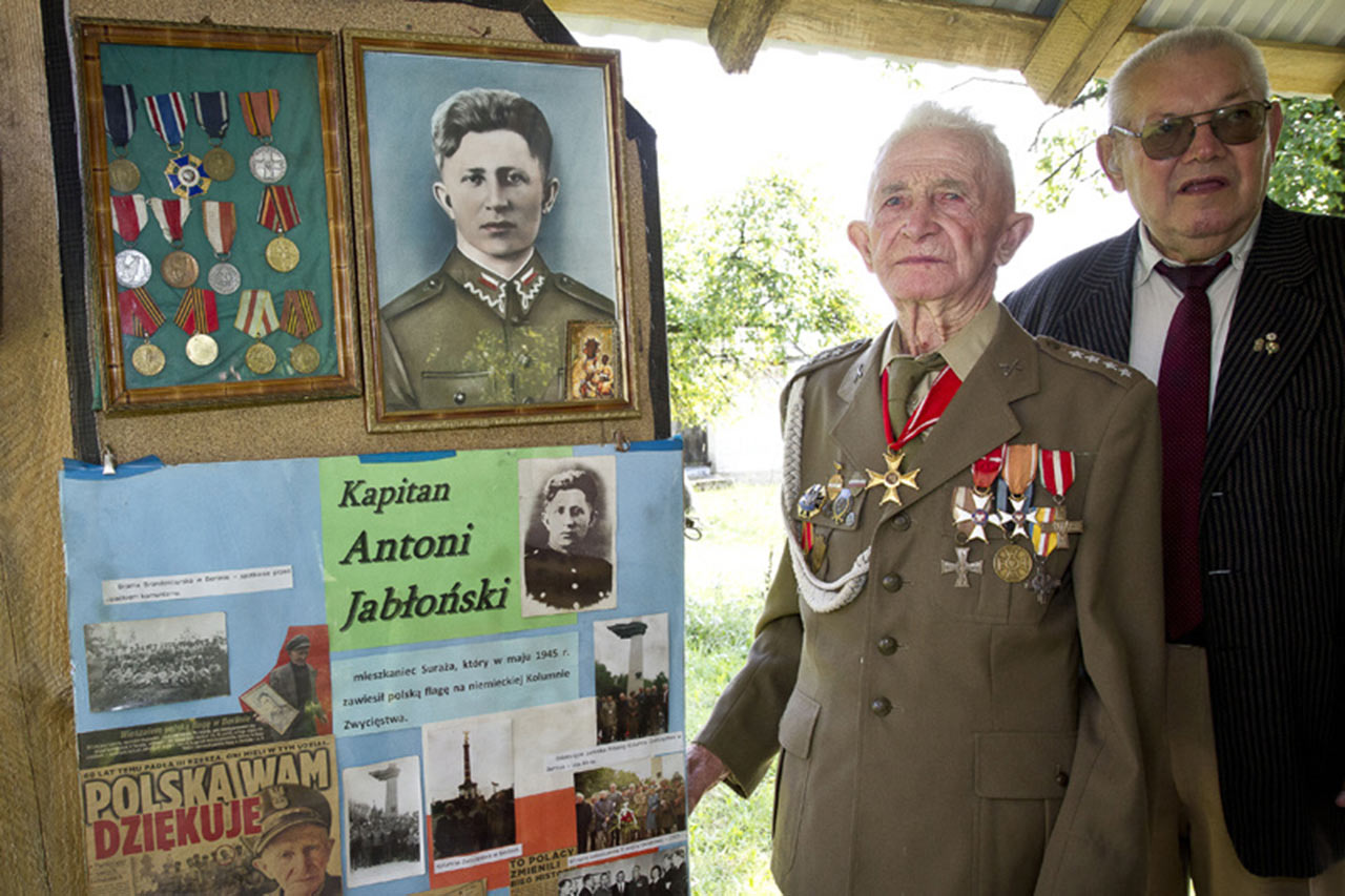  Na zdjęciu 96-letni kpt. Antoni Jabłoński ostatni z żyjących polskich żołnierzy, który zawieszał flagę