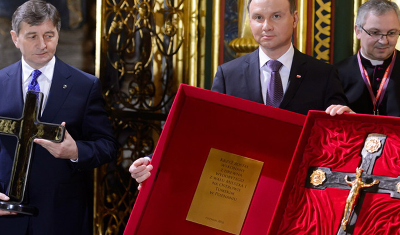Prezydent RP Andrzej Duda z drewnianym krzyżem wykonanym z drewna z grodu Mieszka Ipodczas uroczystości w poznańskiej katedrze. Źródło: PAP