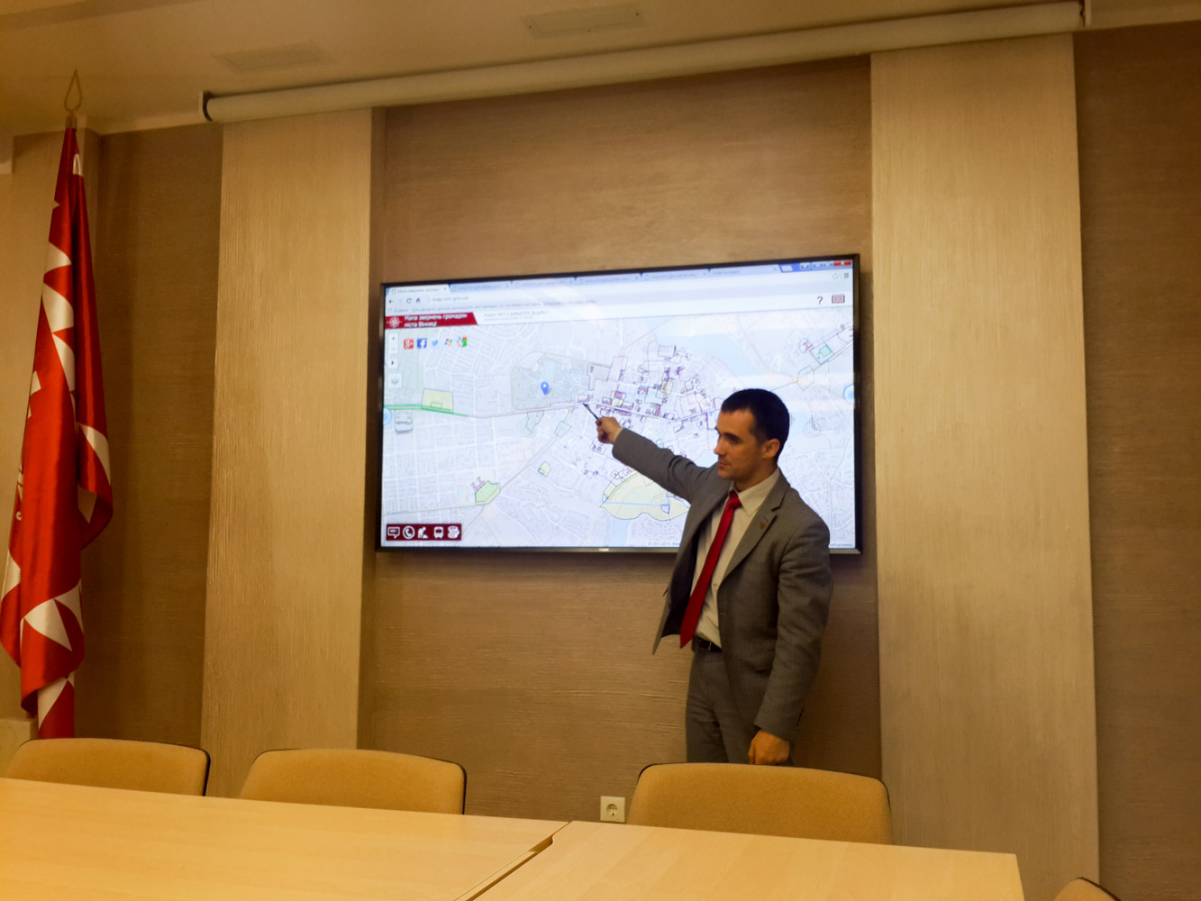 Przedstawiciel RM Jurii Lewczenko prezentuje interaktywną mapę miasta