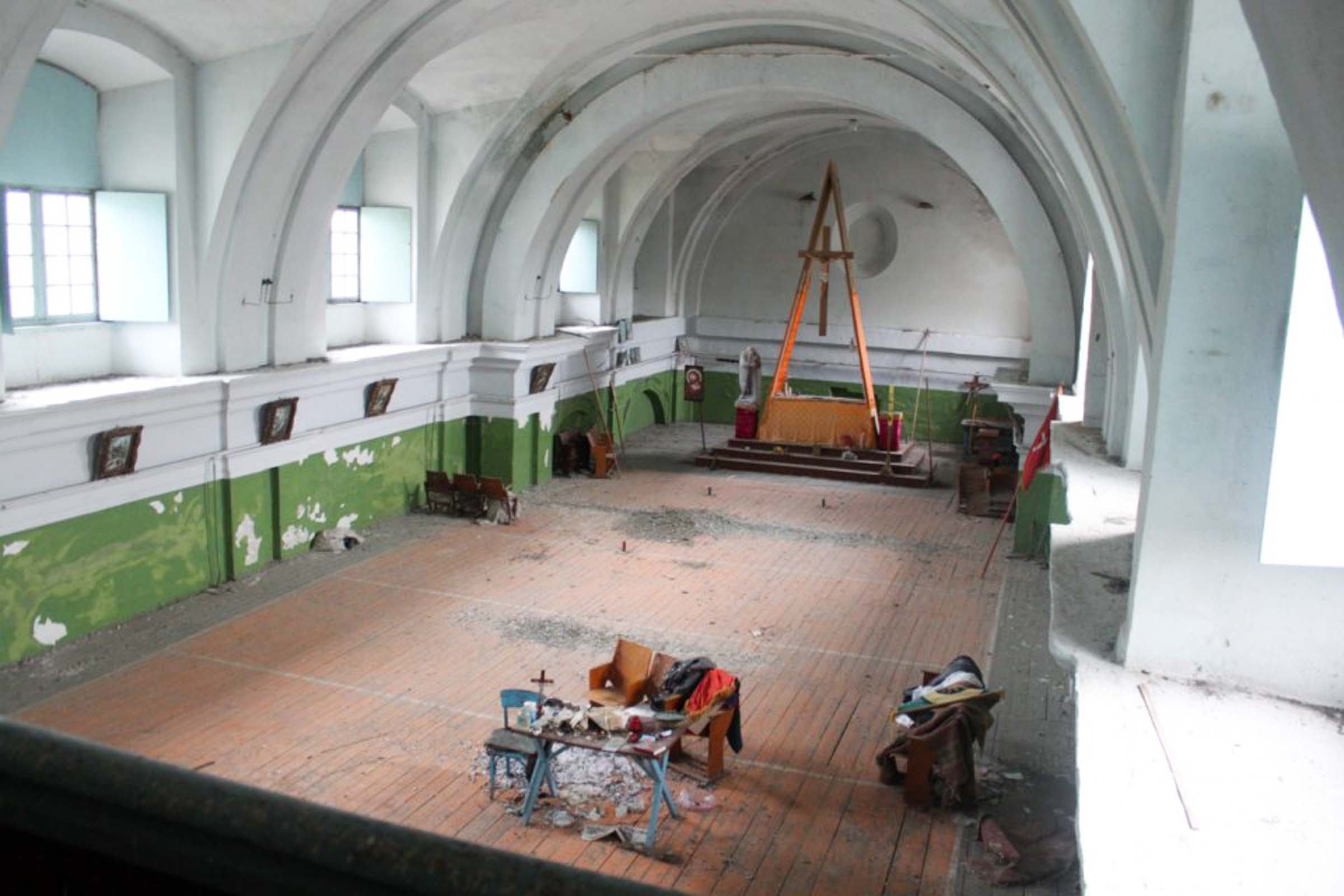 Kościół w Janowie na Podolu, przekształcony przez Sowietów w szkołę muzyczną i salę sportową
