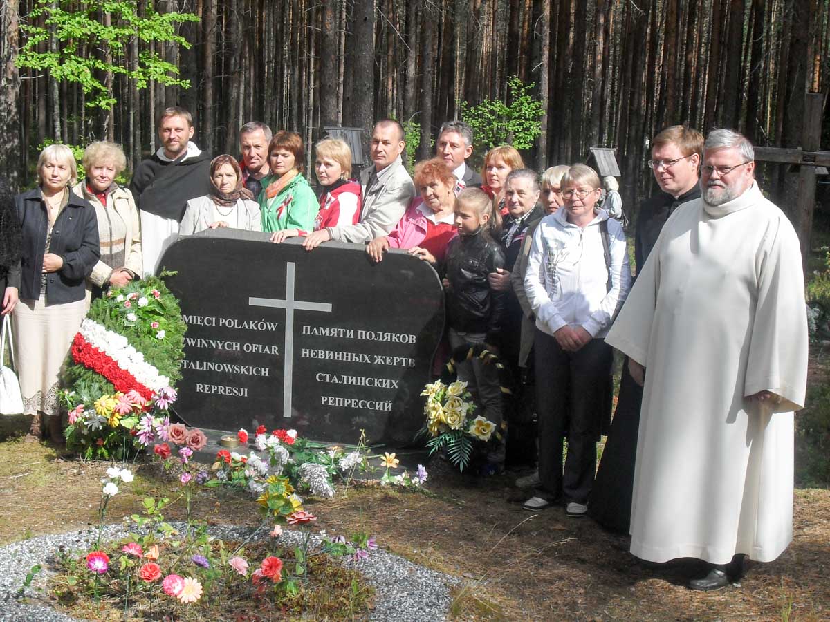 Zdjęcie pomnika ofiarom represji stalinowskich w Sandarmochu. Przy kamieniu delegacja z Polski i Ukrainy