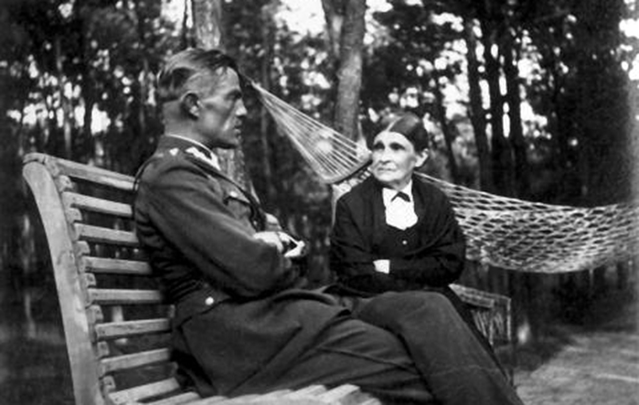 Lucjan Szymański z matką Olimpią. Zdjęcie wykonano w Legionowie. 1936 r.