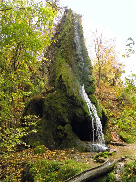 18-metrowa skała z wodospadem w Malejowcach. Źródło - ukrainaincognita.com