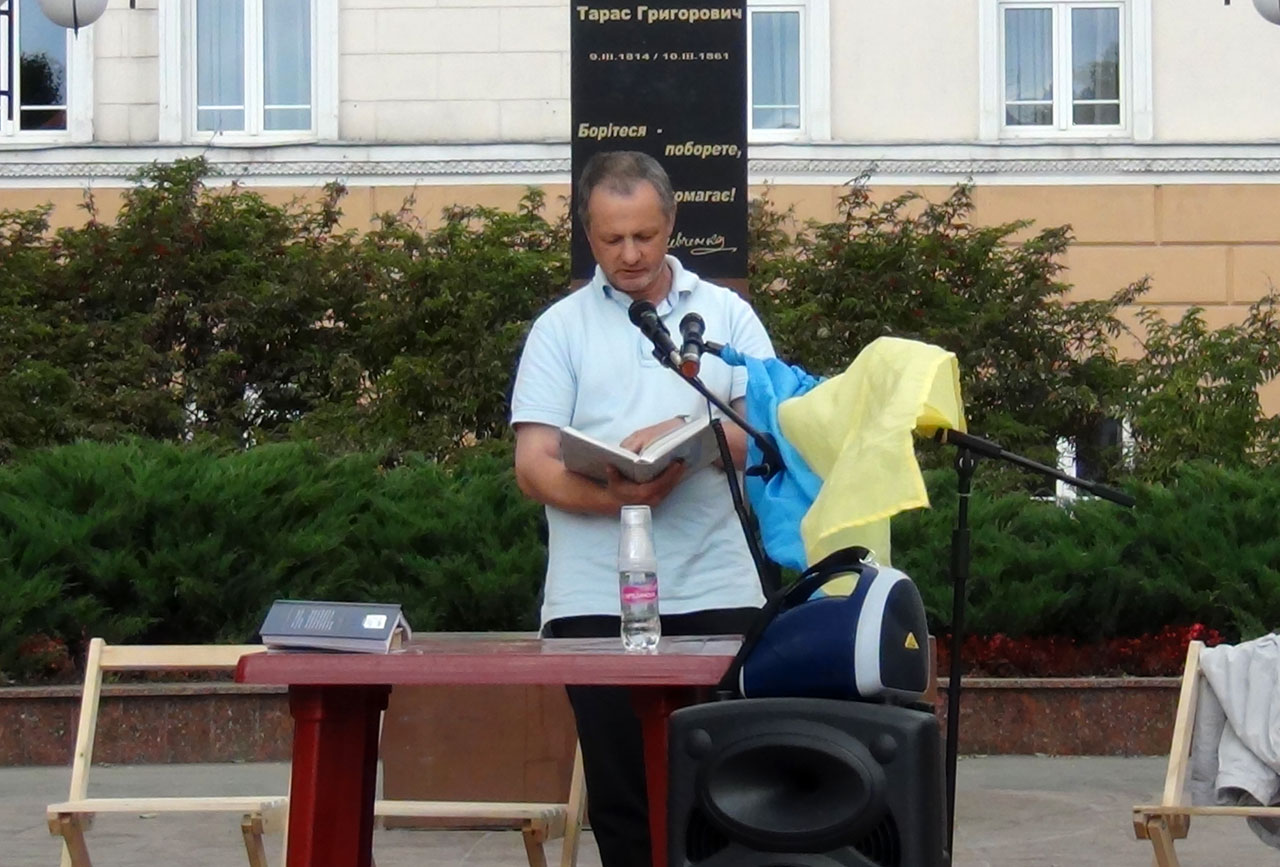Walery Istoszyn - prezes Świetlicy Polskiej recytuje poezję Szewczenki
