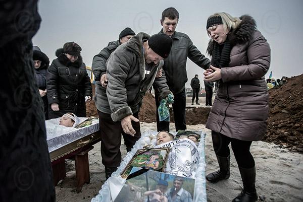 Pogrzeb ofiar styczniowego ostrzału z rakiet Mariupola. Źródło - 24tv.ua