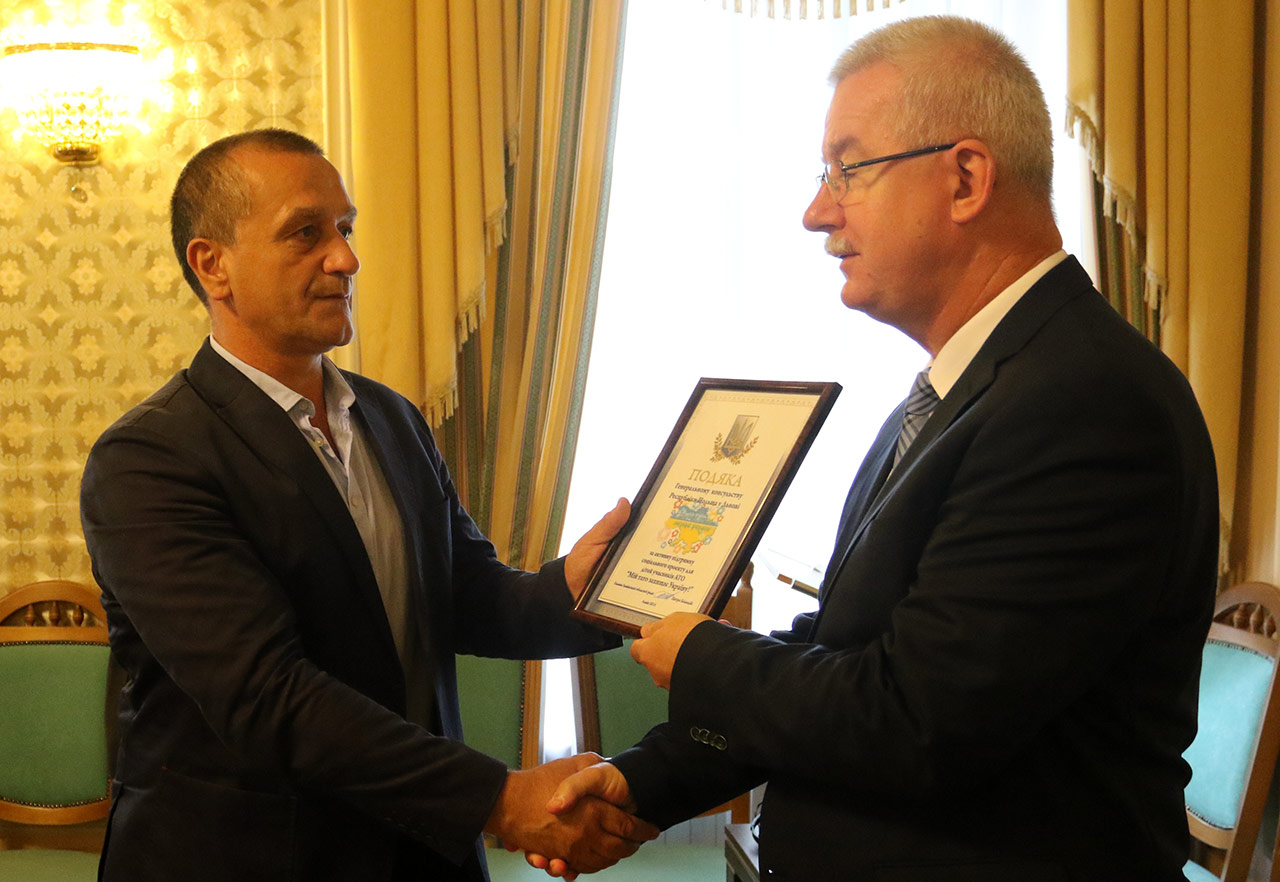 Po prawej konsul generalny RP we Lwowie otrzymuje dyplom uznania za pomoc w akcjach charytatywnych Polski na rzecz wsparcia ukraińskich żołnierzy