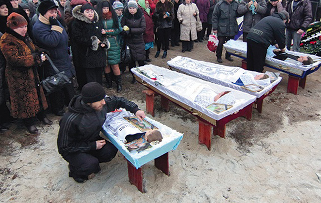 Pogrzeb ofiar ostrzału dzielnic mieszkaniowych w Mariupolu przez prorosyjskich terrorystów. Następnym razem w takich grobach mogą leżeć także Polacy. Zdjęcie: gosc.pl
