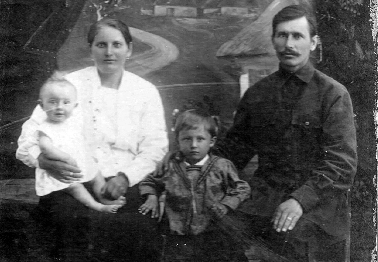 Anna (z d. Uwarenko) i Anton (Antoni) Purtakowie.  Na kolanach Anny siedzi ich syn  Iwan (Jan), stoi Władyków (Władek)