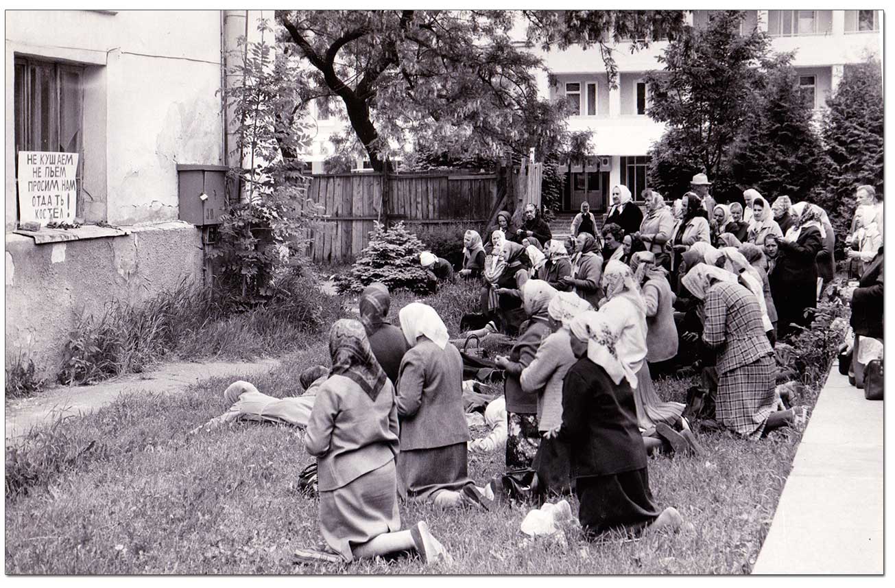 Wierni walczą o zwrot kościoła seminaryjnego w Żytomierzu. Koniec lat 80. XX wieku. Z rodzinnych archiwów Franciszka Brzezickiego