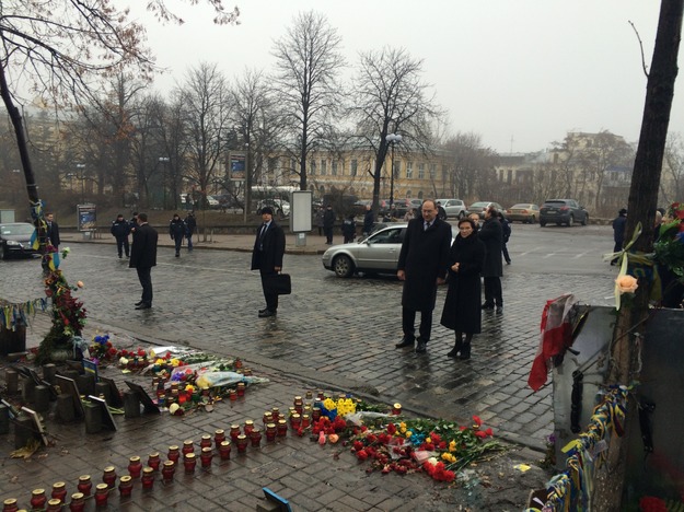 Ewa Kopacz i Ambasador RP Henryk Litwin uszanowali na Chreszczatyku pamięć Niebiańskiej Sotni. Foto: Krzysztof Berenda, RMF FM
