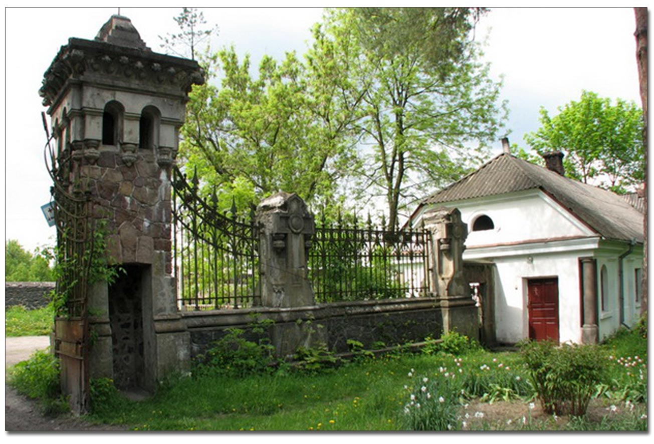 Brama wjazdowa na teren kapliczki. Po prawej - była plebania. Źródło - sergekot.com