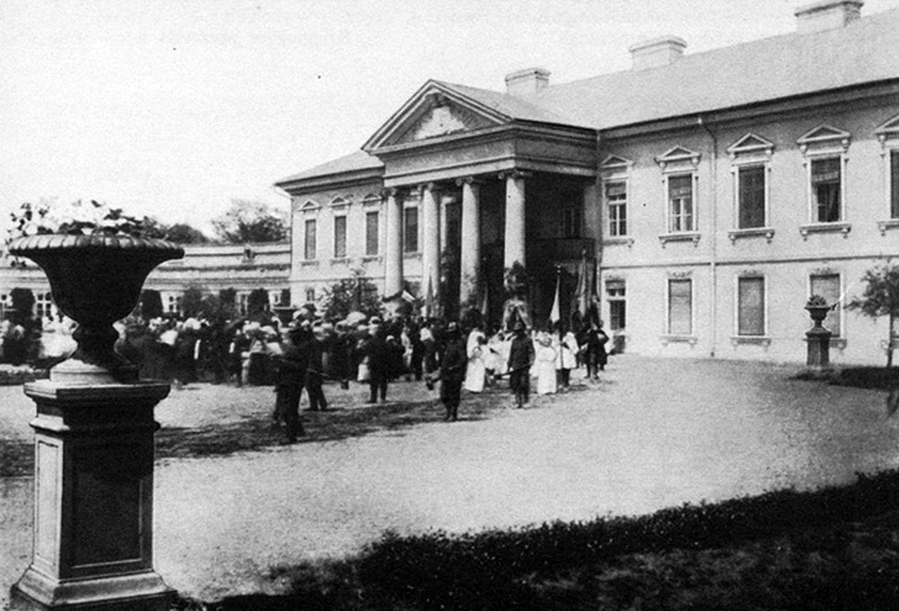 Zdjęcie spalonego przez bolszewików pałacu Potockich w Peczarze. Źródło - sergekot.com