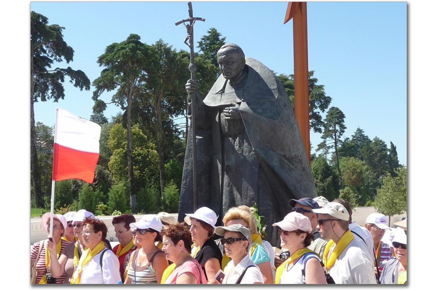 Polacy przy pomniku Jana Pawła II w portugalskiej Fatimie. Źródło - www.garnek.pl